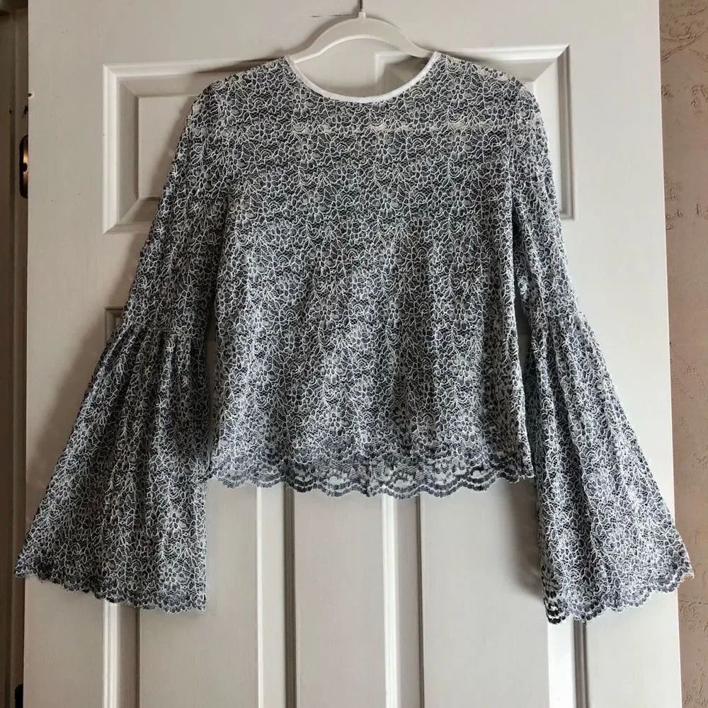 Gianni Bini Women’s Blue Lace Blouse Long Bell Sleeves Small